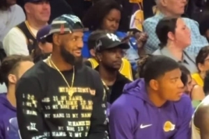 詹姆斯今日场边花絮:假装投篮后惬意运球 从座位跃起庆祝进球 詹姆斯今日场边花絮:假装投篮后惬意运球 从座位跃起庆祝进球