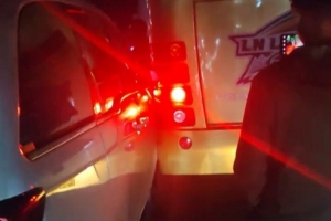 小意外!媒体人:辽宁男篮参加丹东热身赛 大巴与小车发生剐蹭 小意外!媒体人:辽宁男篮参加丹东热身赛 大巴与小车发生剐蹭