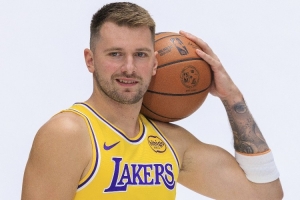 填满数据栏!东契奇上半场8中4得到16分4板7助1断1帽 罚球8中6 填满数据栏!东契奇上半场8中4得到16分4板7助1断1帽 罚球8中6