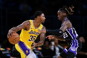 防守功力仍在!斯玛特11投5中砍下14分3板2助4断 外线不准8中2 防守功力仍在!斯玛特11投5中砍下14分3板2助4断 外线不准8中2