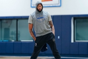 新赛季冲!独行侠晒球队训练照:浓眉冥想 弗拉格激情拍掌 新赛季冲!独行侠晒球队训练照:浓眉冥想 弗拉格激情拍掌