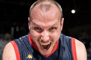 大力出奇迹!西篮甲惊现后场超远压哨绝平三分! 大力出奇迹!西篮甲惊现后场超远压哨绝平三分!