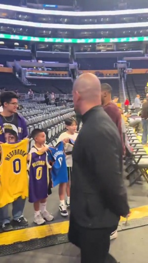 😦威少给小球迷的球衣签名 签了雷霆和火箭的唯独略过了湖人的 😦威少给小球迷的球衣签名 签了雷霆和火箭的唯独略过了湖人的