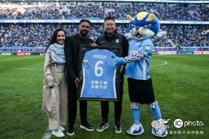 致敬功勋外援!大连英博为罗伯森办退役仪式 致敬功勋外援!大连英博为罗伯森办退役仪式