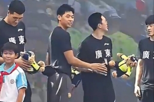 广东宏远男篮参加公益活动 新援崔永熙与球队一同出席 广东宏远男篮参加公益活动 新援崔永熙与球队一同出席