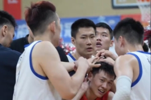 三战全胜!辽篮大胜结束丹东站热身赛 赛后按着王岚嵚喊加油 三战全胜!辽篮大胜结束丹东站热身赛 赛后按着王岚嵚喊加油