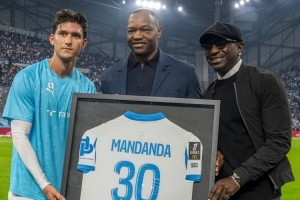 接受致敬!已退役的40岁门将曼丹达重返马赛主场,获得纪念球衣 接受致敬!已退役的40岁门将曼丹达重返马赛主场,获得纪念球衣