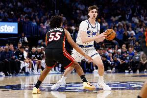 莫斯利:卡斯尔顿非常职业能完美适配球队对抗强度 防多个位置 莫斯利:卡斯尔顿非常职业能完美适配球队对抗强度 防多个位置