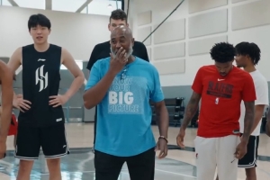 开拓者众将休赛期野球局 杨瀚森对位克林根 郭昊文&卢尼现身 开拓者众将休赛期野球局 杨瀚森对位克林根 郭昊文&卢尼现身