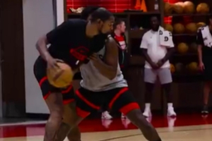 场面炸裂!火箭官推晒训练视频:杜兰特两次助攻亮眼 场面炸裂!火箭官推晒训练视频:杜兰特两次助攻亮眼