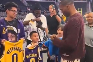 威少拒签湖人球衣?美网友:有些篇章最好别署名 他真的无法接受 威少拒签湖人球衣?美网友:有些篇章最好别署名 他真的无法接受