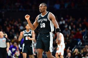 将开启生涯第15季!Scotto:马刺33中锋比永博成功留队 将开启生涯第15季!Scotto:马刺33中锋比永博成功留队