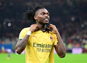 托尼:莱奥踢中锋的表现我不太喜欢,他回到自己位置后接管了比赛 托尼:莱奥踢中锋的表现我不太喜欢,他回到自己位置后接管了比赛