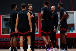 火箭晒训练照:“五高”阵容交流 杜兰特亚当斯击掌 姐夫喜笑颜开 火箭晒训练照:“五高”阵容交流 杜兰特亚当斯击掌 姐夫喜笑颜开