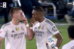 不和谐…马斯坦托诺与阿拉巴争罚任意球,未果后表露不满略显生气 不和谐…马斯坦托诺与阿拉巴争罚任意球,未果后表露不满略显生气