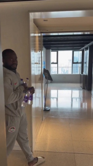 口吐芬芳!阿奇姆彭被纳萨里奥恶搞后用中文爆粗:WCNMLGB🤣 口吐芬芳!阿奇姆彭被纳萨里奥恶搞后用中文爆粗:WCNMLGB🤣