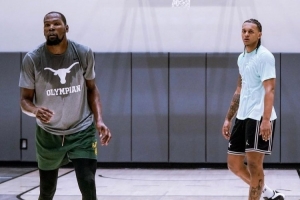 班凯罗谈和杜兰特一起训练:他的命中率能达到85% 这太强了 班凯罗谈和杜兰特一起训练:他的命中率能达到85% 这太强了