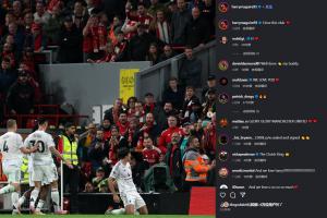 红魔心❤️马奎尔赛后晒滑跪庆祝照，配文：我爱这家俱乐部