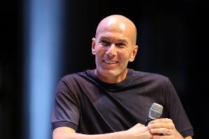 马卡:齐达内出席动漫游戏主题活动,因粉丝太多引发混乱 马卡:齐达内出席动漫游戏主题活动,因粉丝太多引发混乱