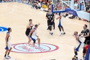 赫罗纳男篮14号防守赵睿频繁下小动作 周鹏挥拳直接将其击倒在地 赫罗纳男篮14号防守赵睿频繁下小动作 周鹏挥拳直接将其击倒在地