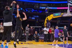 调皮😂!东契奇赛前热身:来防我呀!然后调高弧度三分空心命中 调皮😂!东契奇赛前热身:来防我呀!然后调高弧度三分空心命中