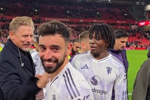 舒梅切尔赛后与拉门斯拥抱,祝贺曼联球员双红会取胜 舒梅切尔赛后与拉门斯拥抱,祝贺曼联球员双红会取胜