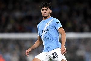 记者:胡桑诺夫和罗德里缺席训练,除此之外其他球员均出席 记者:胡桑诺夫和罗德里缺席训练,除此之外其他球员均出席