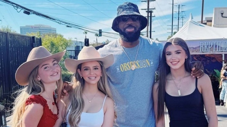 嫂子知道不?詹姆斯参加球队户外活动与三位美女合影还俏皮吐舌 嫂子知道不?詹姆斯参加球队户外活动与三位美女合影还俏皮吐舌