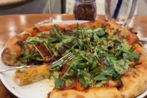 犒劳自己!詹姆斯自拍在家享用晚餐:香菜披萨+一杯红酒 犒劳自己!詹姆斯自拍在家享用晚餐:香菜披萨+一杯红酒