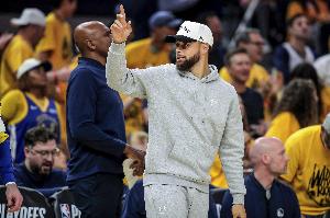 助教:库里此前受伤就是过度疲劳 拼命挤进季后赛&打火箭强度太大 助教:库里此前受伤就是过度疲劳 拼命挤进季后赛&打火箭强度太大