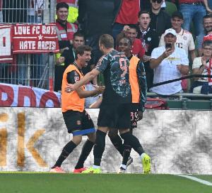 老好人!图片报:凯恩近日主动打电话指点特尔,安慰犯错的小贝林 老好人!图片报:凯恩近日主动打电话指点特尔,安慰犯错的小贝林