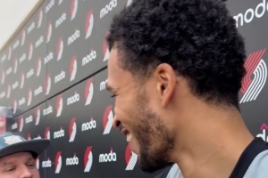 比卢普斯打趣卡马拉:展示一下你那八千万美元的微笑 别藏着了 比卢普斯打趣卡马拉:展示一下你那八千万美元的微笑 别藏着了