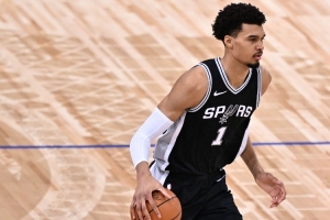 文班:很惊讶还有人讨论我的身高 我比其他人高 你们知道这个就行 文班:很惊讶还有人讨论我的身高 我比其他人高 你们知道这个就行