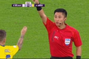 😤前皇马球员何塞卢不断抗议,马宁解释无果怒吼“get out”! 😤前皇马球员何塞卢不断抗议,马宁解释无果怒吼“get out”!