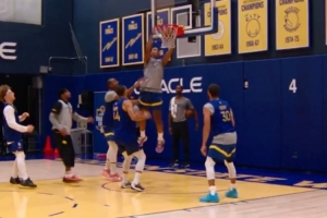 新赛季开始前最后一练!勇士官方发布队内对抗训练集锦 新赛季开始前最后一练!勇士官方发布队内对抗训练集锦