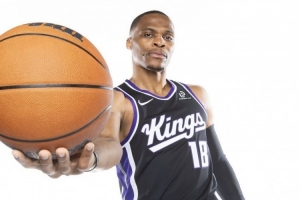 尤班克斯赞威少:他一进更衣室我们就感觉到了不一样的能量 尤班克斯赞威少:他一进更衣室我们就感觉到了不一样的能量