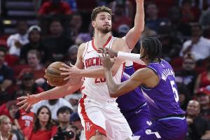 乌度卡:申京在四号位和外线会更具攻击性 他是非常出色的传球手 乌度卡:申京在四号位和外线会更具攻击性 他是非常出色的传球手