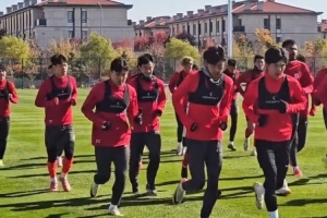 亚泰将士返回长春备战津门虎 谭龙:我们还有机会 亚泰将士返回长春备战津门虎 谭龙:我们还有机会