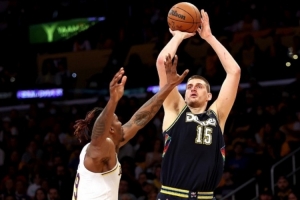 约基奇动作不美观？霍华德：我认为很华丽 他是史上最佳中锋之一