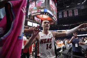 进最佳阵最高可续5年3.8亿!希罗今年未提前续约 明年可重启谈判 进最佳阵最高可续5年3.8亿!希罗今年未提前续约 明年可重启谈判