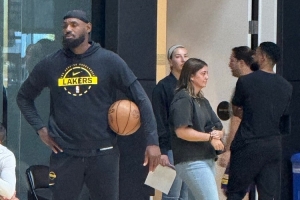 湖人训练备战揭幕战 詹姆斯抱着篮球场边观摩 湖人训练备战揭幕战 詹姆斯抱着篮球场边观摩