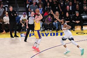 科尔:东契奇的后撤步及在脑后出手的投篮方式 你根本无法干扰 科尔:东契奇的后撤步及在脑后出手的投篮方式 你根本无法干扰