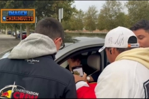 劳尔-阿森西奥抵达训练基地为球迷签名,皇马进行欧冠前最后一练 劳尔-阿森西奥抵达训练基地为球迷签名,皇马进行欧冠前最后一练