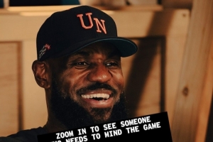 笑容满面!《球场大脑》播客官方晒詹姆斯海报 预告明日更新 笑容满面!《球场大脑》播客官方晒詹姆斯海报 预告明日更新