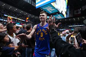 布劳恩谈续约掘金:我高中和大学都没换过队 在NBA我也不想 布劳恩谈续约掘金:我高中和大学都没换过队 在NBA我也不想