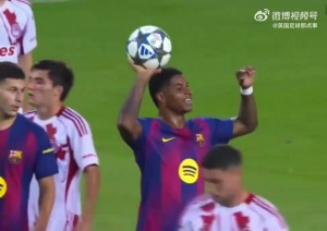 【高情商】梅开二度的拉什福德将比赛用球扔给帽子戏法的费尔明 【高情商】梅开二度的拉什福德将比赛用球扔给帽子戏法的费尔明