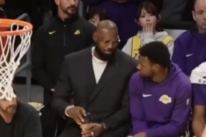 又见湖三崩!湖人记者发推:早日康复吧,老詹 又见湖三崩!湖人记者发推:早日康复吧,老詹