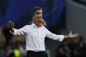 奥林匹亚科斯主帅:无法理解第二张黄牌,我请求看VAR却被拒绝 奥林匹亚科斯主帅:无法理解第二张黄牌,我请求看VAR却被拒绝