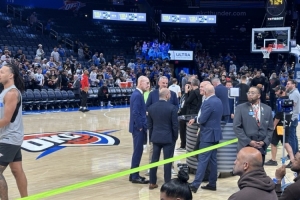 万众瞩目!揭幕战卫冕冠军迎战火箭 NBA总裁亚当-萧华现场观战 万众瞩目!揭幕战卫冕冠军迎战火箭 NBA总裁亚当-萧华现场观战