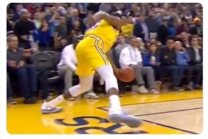 球迷热议KD躲过技犯:勇不出界后又一名场面 韦伯2.0&雷霆被打劫 球迷热议KD躲过技犯:勇不出界后又一名场面 韦伯2.0&雷霆被打劫